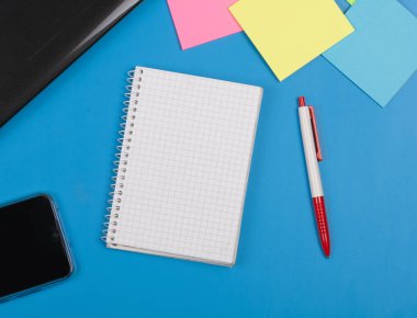 Masa üstü görünümündeki notlar için not defteri