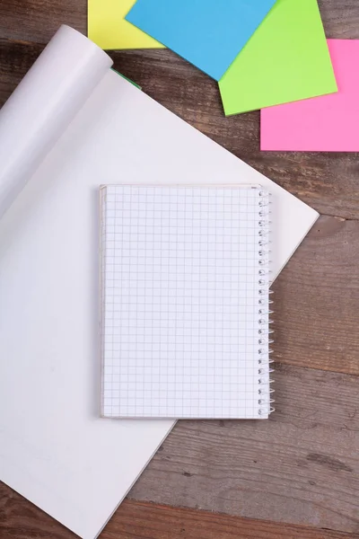 Cuaderno para notas sobre fondo de madera . — Foto de Stock