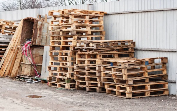 Muchos palets de madera viejos en la calle — Foto de Stock