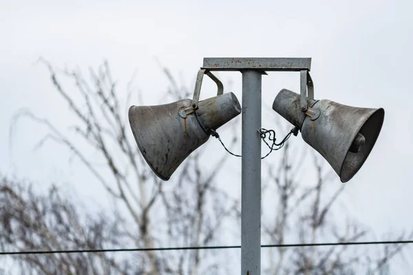 Haut-parleur gris rouillé sur un pilier — Photo