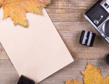 Eski vintage şeylerin arka planında boş bir karton sayfa