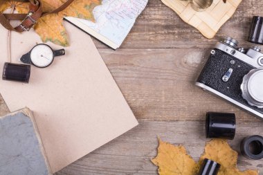 Eski vintage şeylerin arka planında boş bir karton sayfa