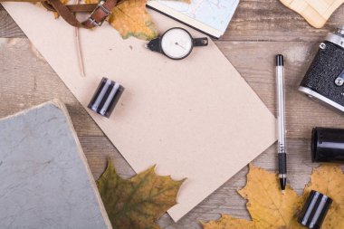 Eski vintage şeylerin arka planında boş bir karton sayfa