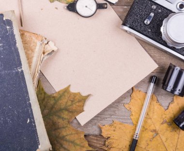 Eski vintage şeylerin arka planında boş bir karton sayfa