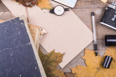 Eski vintage şeylerin arka planında boş bir karton sayfa