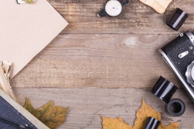 Antika nesnelerle gri ahşap arkaplan