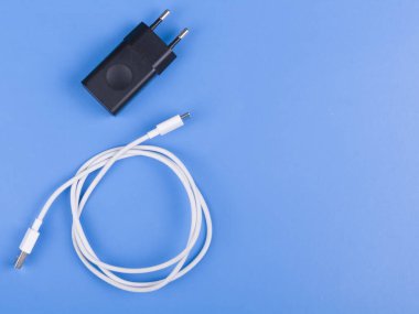 mavi arkaplanda siyah telefon şarjı.