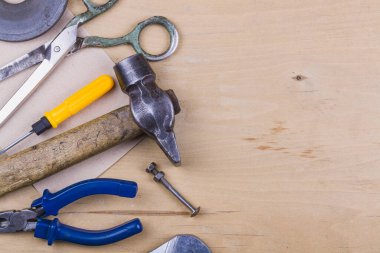 Ahşap arkaplanda onarım araçları grubu