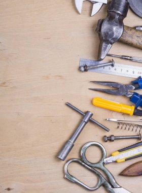 Ahşap arkaplanda onarım araçları grubu