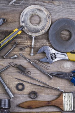 Ahşap arkaplanda onarım araçları grubu