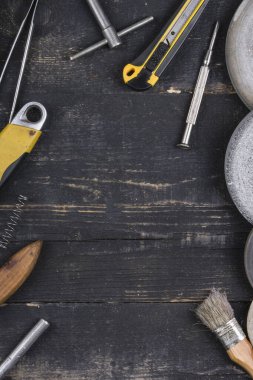 Ahşap arkaplanda onarım araçları grubu