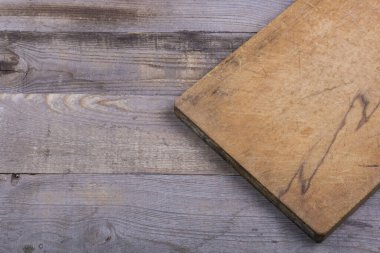 Eski ahşap mutfak tahtası. Koyu ahşap masa üstü manzaralı.