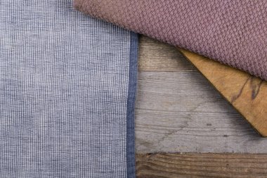 Koyu renkli kumaş, koyu ahşap arka planda.