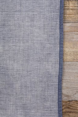 Koyu tahta arkaplan ve havlunun üstü boş alan