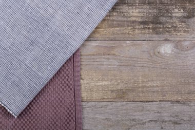 Koyu tahta arkaplan ve havlunun üstü boş alan