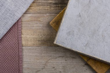 Tahta bir masanın üzerinde eski bir gri kutu.