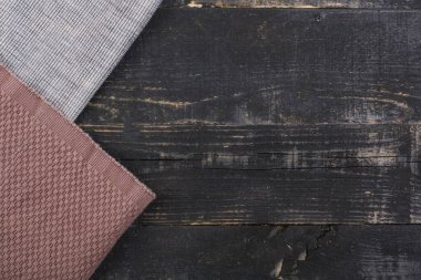 Koyu tahta arkaplan ve havlunun üstü boş alan