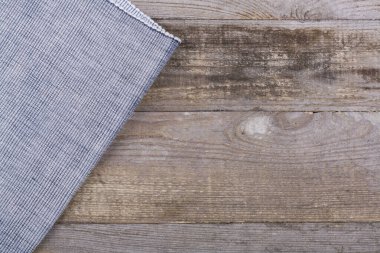 Koyu tahta arkaplan ve havlunun üstü boş alan