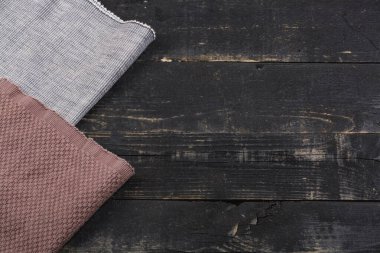 Koyu tahta arkaplan ve havlunun üstü boş alan