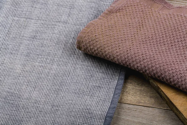 Koyu renkli kumaş, koyu ahşap arka planda.