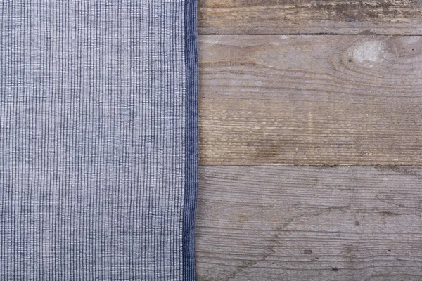 Koyu tahta arkaplan ve havlunun üstü boş alan