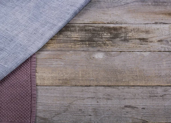 Koyu tahta arkaplan ve havlunun üstü boş alan