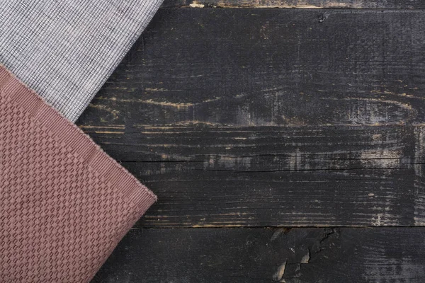 Koyu tahta arkaplan ve havlunun üstü boş alan