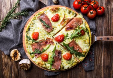 Lezzetli İtalyan pizza üzerinde koyu ahşap arka plan Üstten Görünüm