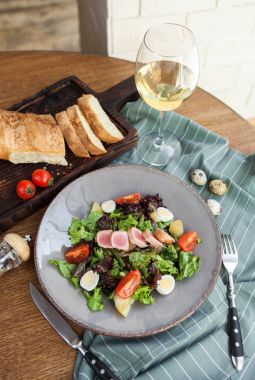 Klasik salata salata dilim ekmek, ton balığı ile Bıldırcın yumurta