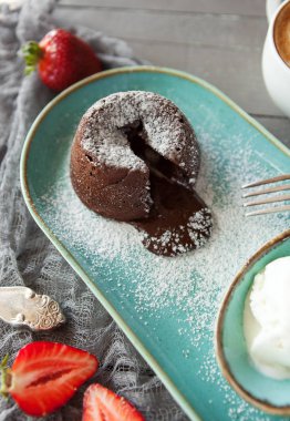 güzel tatlı - çikolatalı fondan bir dondurma topu ile bir fincan kahve ve çilek ile