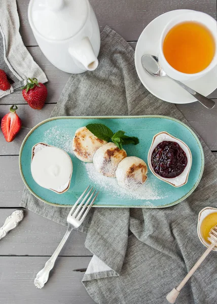 Quark Pfannkuchen Mit Beerenmarmelade Und Honig Mit Einem Weißen Wasserkocher — Stockfoto