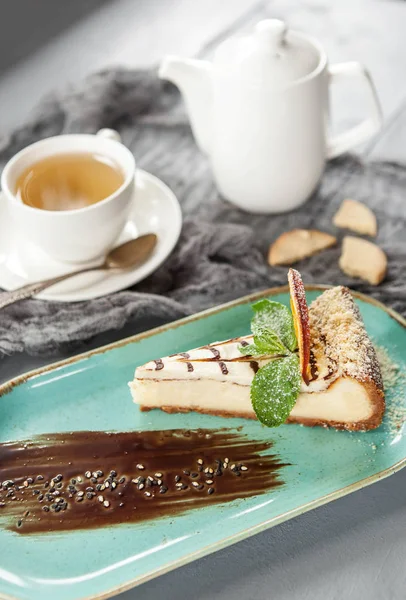 Una Bella Porzione Dessert Cheesecake Forno Con Bollitore Bianco Una — Foto Stock