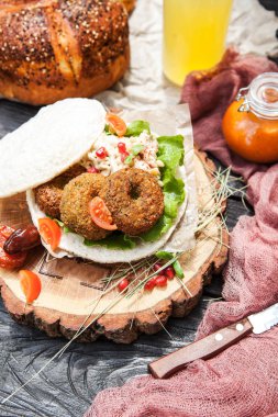 köy kompozisyon: falafel Humus ile ahşap bir gemide ile 
