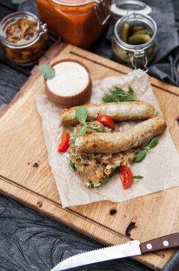 rustik kompozisyon: haşlanmış ca ile bir ızgarada tavuk sosis