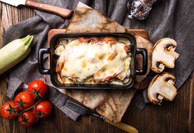 Pişmiş kabak ve karanlık wo üzerinde siyah bir tavada sebze