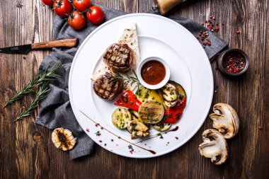 Pastırma bir ızgara domates soslu sebzeli madalyonlar