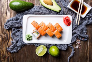 Suşi rulo Philadelphia somon ile koyu ahşap arka plan üzerinde 