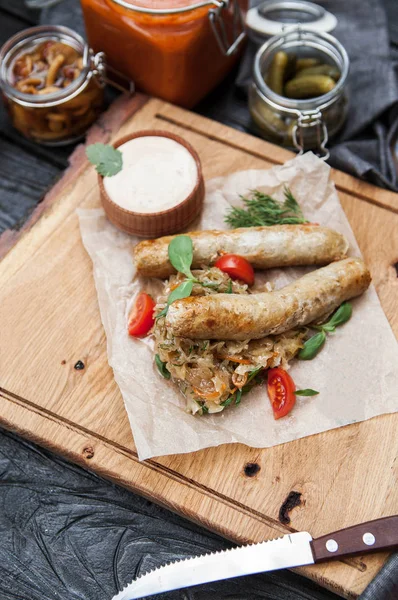 rustik kompozisyon: haşlanmış ca ile bir ızgarada tavuk sosis