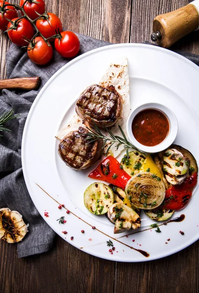 Medaillons in Speck mit Gemüse auf dem Grill mit Tomatensauce — Stockfoto