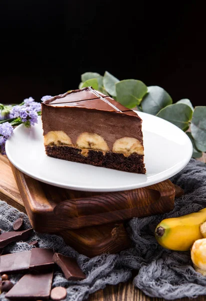Pedazo de pastel de chocolate con plátano — Foto de Stock