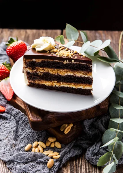 Pedazo de pastel de chocolate con nueces — Foto de Stock