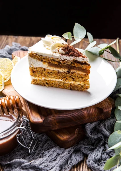 Un pedazo de pastel de zanahoria con caramelo —  Fotos de Stock