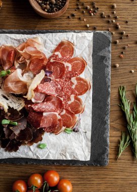 Restoran hizmet et, jambon, salam, basturma kayrak bir tahta üzerinde farklı türde bir dizi