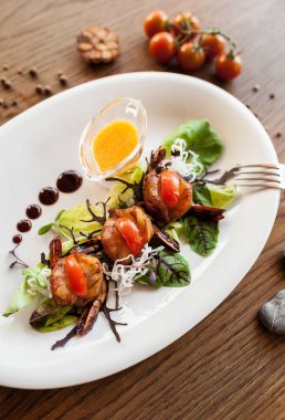 domates, portakal sosu ve marul üzerine ahşap bir masa ile ızgara karides