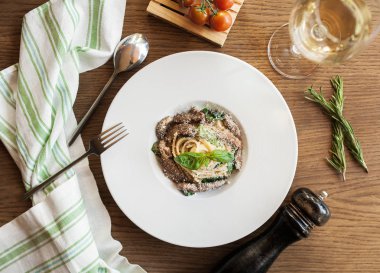 İtalyan makarna et, fesleğen ve ahşap bir masa üzerinde şarap ile Parmesan ile