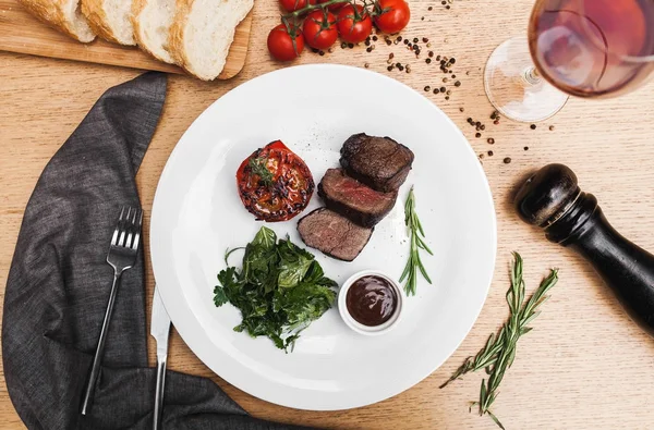 Bife Tomates Grelhados Com Verduras Souce Com Uma Tábua Pão — Fotografia de Stock