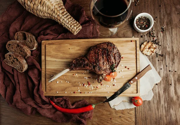 Szaftos Steak Egy Csont Egy Fából Készült Táblán Egy Pohár — Stock Fotó