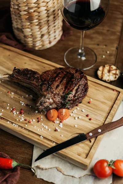 Szaftos Steak Egy Csont Egy Fából Készült Táblán Egy Pohár — Stock Fotó