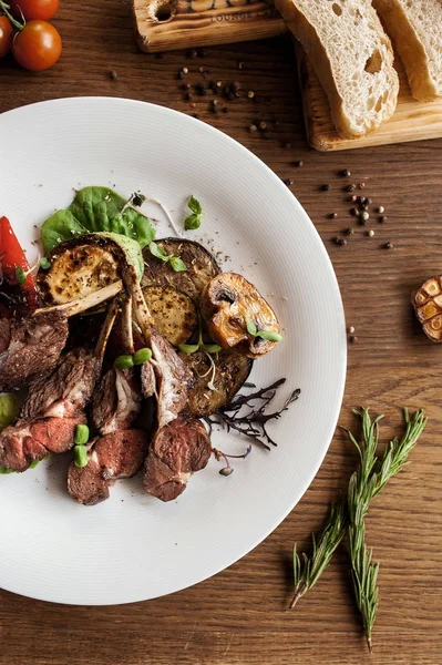 Costelas Grelhadas Com Legumes Grelhados Uma Mesa Madeira — Fotografia de Stock