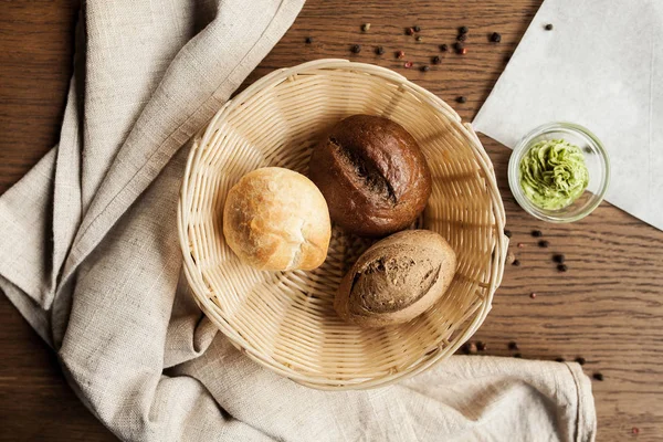 Een Houten Mand Met Verschillende Broodjes Brood Een Houten Tafel — Stockfoto